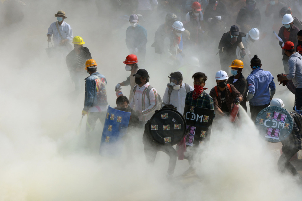 Unjuk rasa anti-kudeta kembali digelar di kota Kale, Selasa, waktu setempat. Menurut paramedis yang menyaksikan langsung peristiwa ini dan merawat korban luka, unjuk rasa berujung rusuh saat polisi melepas tembakan ke arah demonstran.
