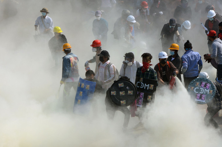 Unjuk rasa anti-kudeta kembali digelar di kota Kale, Selasa, waktu setempat. Menurut paramedis yang menyaksikan langsung peristiwa ini dan merawat korban luka, unjuk rasa berujung rusuh saat polisi melepas tembakan ke arah demonstran.