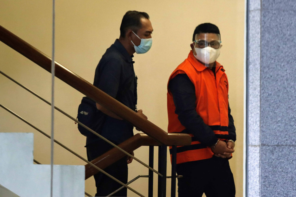 Tersangka mantan Staf Khusus Menteri Kelautan dan Perikanan Edhy Prabowo, Safri (rompi tahanan) menjalani pemeriksaan di Gedung Merah Putih KPK, Jakarta.