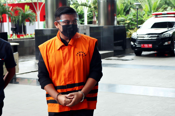 Seperti diketahui, KPK menetapkan sejumlah tersangka terkait kasus suap ekspor benih lobster atau benur. Selain Safri dan Edhy Prabowo, beberapa orang tersangka lainnya adalah Andreau Pribadi Misanta, Siswadi, Ainul Faqih, Amiril Mukminin, serta Suharjito.