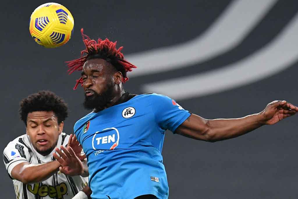 Laga kedua kesebelasan berjalan menarik sejak wasit meniup peluit tanda pertandingan dimulai. Pemain kedua tim melakukan permainan terbuka dan menciptakan beberapa peluang untuk mencetak gol.