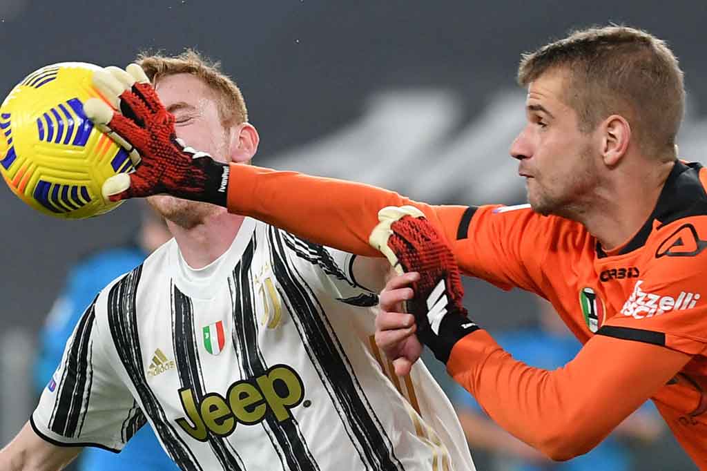 Juve perlahan mengambil kendali permainan dan menciptakan peluang ketika Alex Sandro mengirim umpan matang ke arah Dejan Kulusevski, tetapi kiper Ivan Provedel keluar dari sarang untuk menghalau bola.