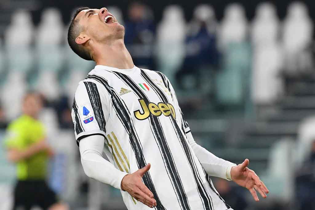 Tiga menit jelang turun minum, Cristiano Ronaldo hampir membuka keunggulan Juventus setelah menerima umpan sodoran Kulusevski. Namun bola masih membentur tiang gawang. Tidak ada gol yang tercipta di babak pertama.