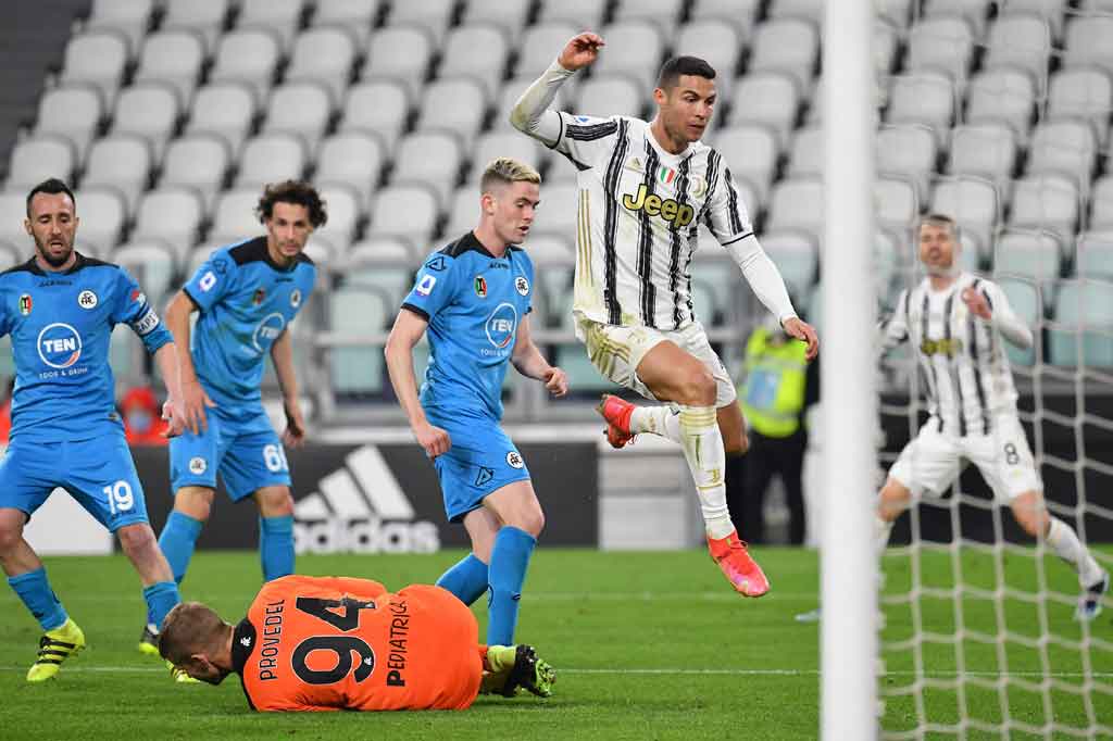 Enam menit kemudian, Provedel melakukan penyelamatan gemilang ketika sigap menepis eksekusi tendangan bebas Ronaldo.