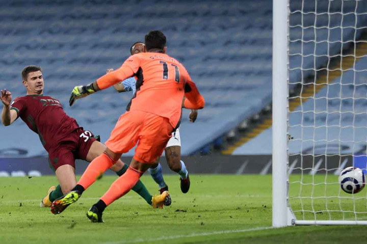 Tim besutan Pep Guardiola membuka keunggulan pada menit ke-15 lewat gol bunuh diri Leader Dendocker. Gol berawal saat Riyad Mahrez mengirim umpan silang ke arah Raheem Sterling, tetapi upaya Dendoncker melakukan sapuan malah membuat bola bersarang ke gawang sendiri.