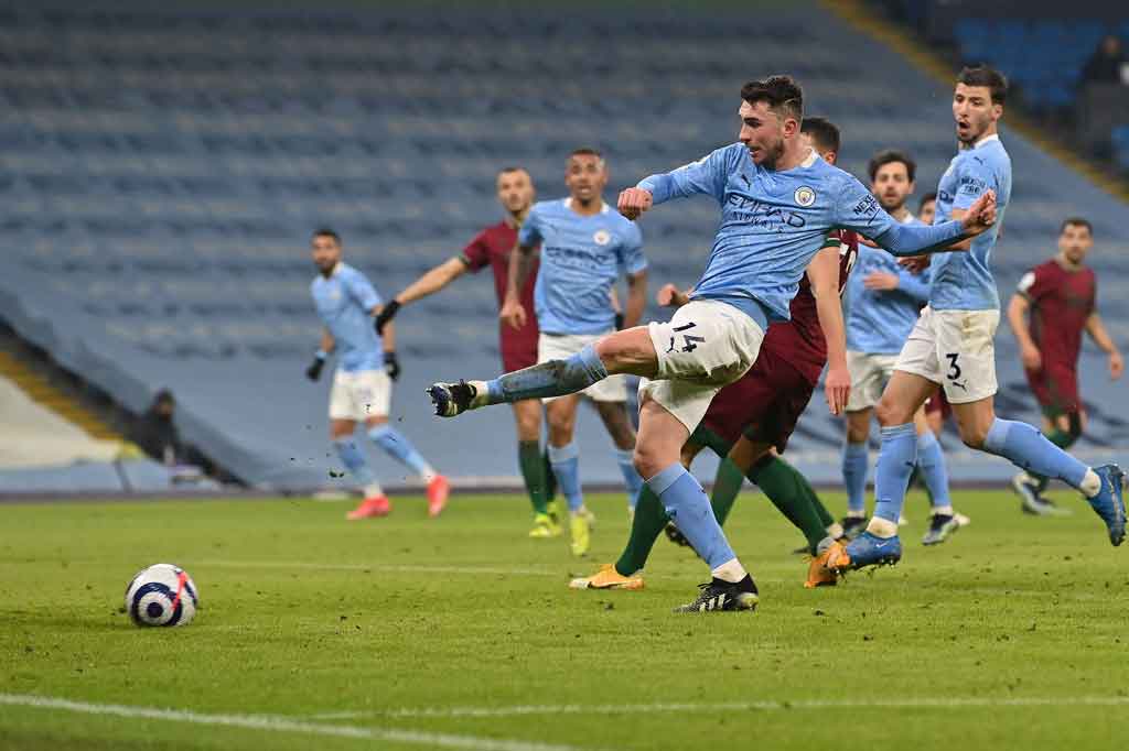 City sempat menggandakan keunggulan satu menit menjelang turun minum ketika Aymeric Laporte meneruskan bola umpan silang Mahrez ke gawang Wolves. Tetapi gol itu dianulir oleh VAR karena offside.