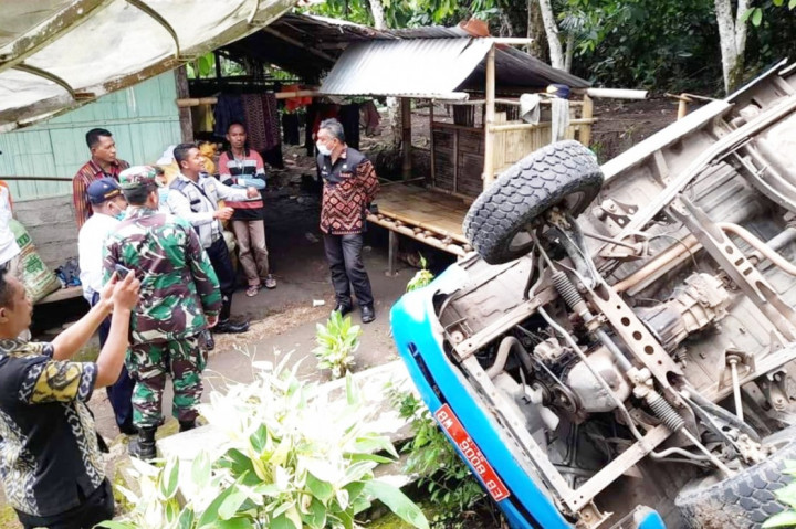 Mobil dinas patroli dan pengawalan (Patwal) Dinas Perhubungan (Dishub) Pemkab Sikka terbalik saat mengawal rombongan Bupati Sikka Fransiskus Roberto Diogo di Desa Persiapan Pelibaler, Kecamatan Doreng, Kabupaten Sikka, NTT, Selasa, 2 Maret 2021. Tidak ada korban jiwa dalam kejadian tersebut.