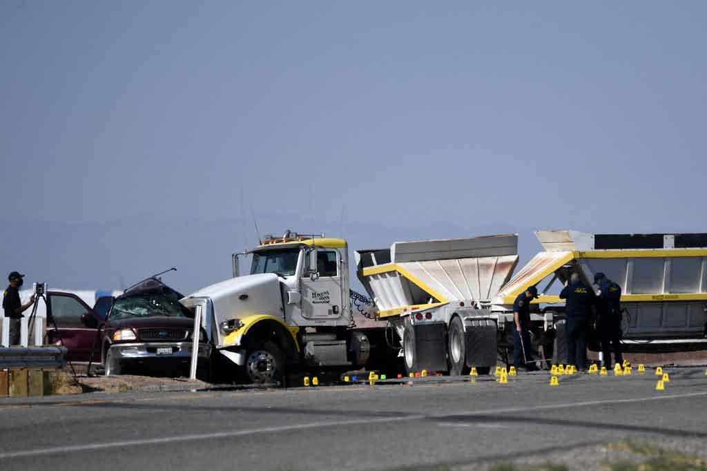 Sedikitnya 15 orang meninggal dunia akibat tabrakan maut antara SUV dan truk trailer traktor di California Selatan, sekitar 16,1 km sebelah utara perbatasan Meksiko, Selasa, 2 Maret 2021 waktu setempat.