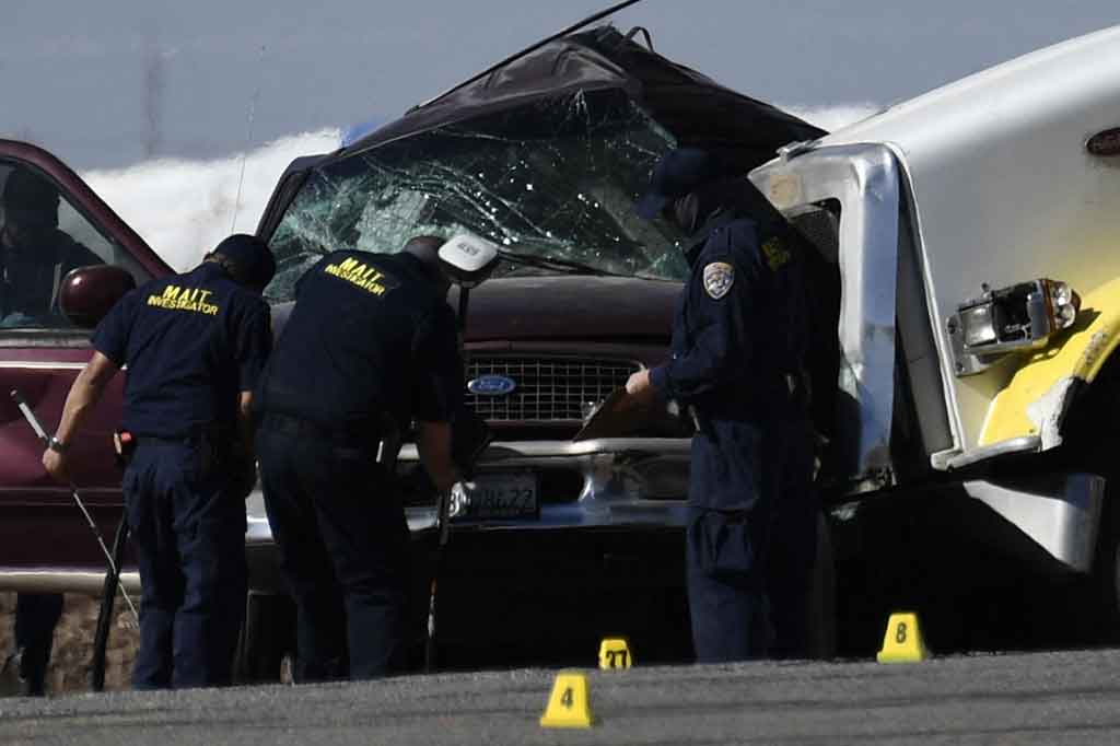 Pejabat Pusat Medis Daerah El Centro mengatakan, kecelakaan di State Route 115 dekat El Centro, California tersebut melibatkan kendaraan sport yang membawa 27 orang dan sebuah truk pengangkut kerikil.