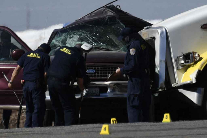 Pejabat Pusat Medis Daerah El Centro mengatakan, kecelakaan di State Route 115 dekat El Centro, California tersebut melibatkan kendaraan sport yang membawa 27 orang dan sebuah truk pengangkut kerikil.