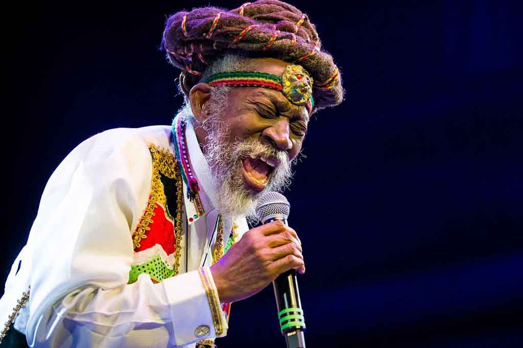  Legenda reggae Bunny Wailer, yang ikut mendirikan The Wailers bersama Bob Marley pada 1960-an, meninggal dunia di Kingston, Selasa, 2 Maret 2021 waktu setempat. Wailer meninggal di usia 73 tahun.