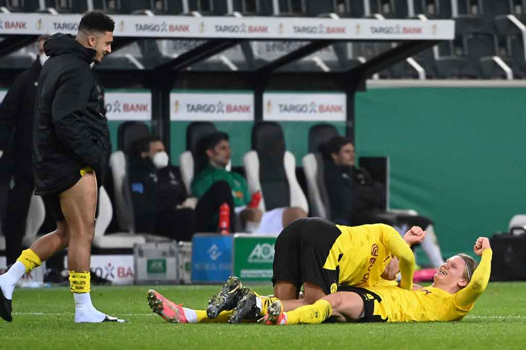 (Dari kiri) Jadon Sancho, Jude Bellingham, dan Erling Braud Haaland meluapkan kegembiraan usai Borussia Dortmund melangkah ke semifinal DFB Pokal setelah memastikan kemenangan 1-0 atas Borussia Moenchengladbach dalam laga perempat final di Stadion Borussia Park, Rabu, 3 Maret 2021 dini hari WIB. 