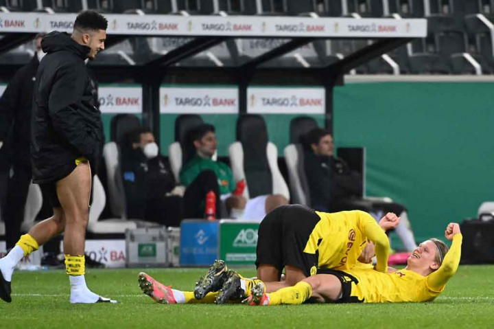 (Dari kiri) Jadon Sancho, Jude Bellingham, dan Erling Braud Haaland meluapkan kegembiraan usai Borussia Dortmund melangkah ke semifinal DFB Pokal setelah memastikan kemenangan 1-0 atas Borussia Moenchengladbach dalam laga perempat final di Stadion Borussia Park, Rabu, 3 Maret 2021 dini hari WIB. 
