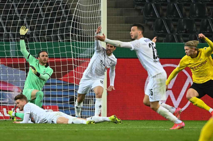 Sebelumnya, pada menit ke-53, Erling Haaland sempat menjebol gawang Gladbach. Tetapi gol itu dianulir setelah VAR menyatakan bintang muda Norwegia tersebut lebih dulu melakukan pelanggaran terhadap Ramy Bensebaini dalam proses serangan.