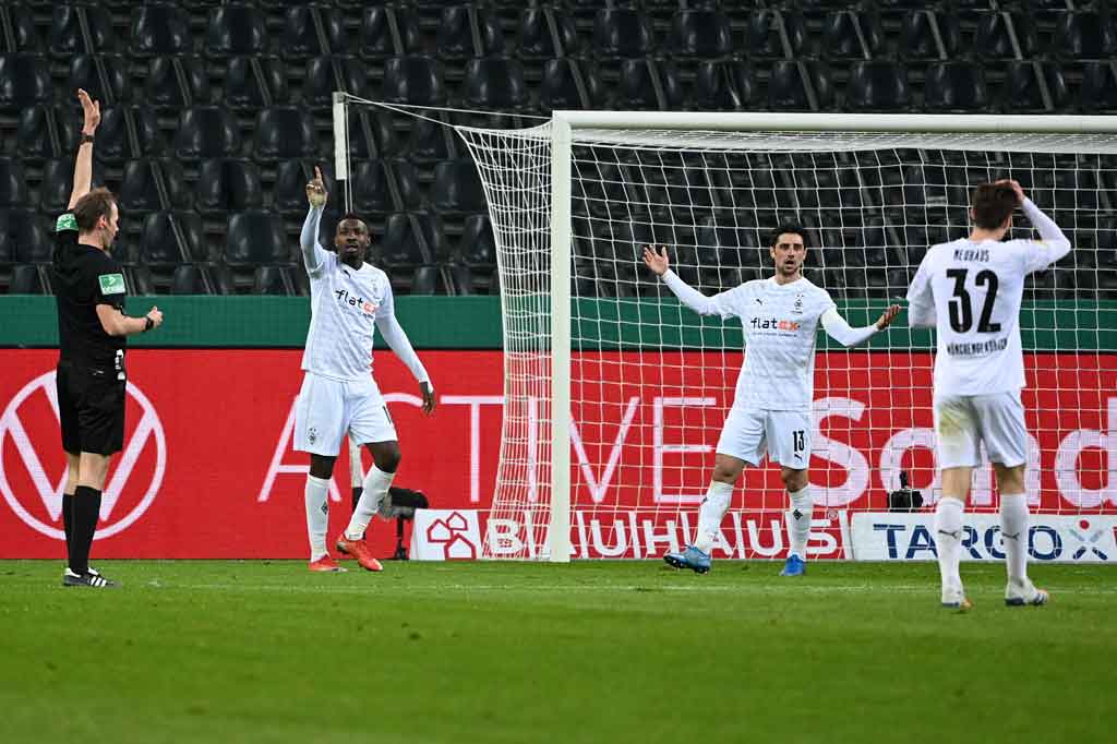 Gladbach sebetulnya mengawali pertandingan dengan baik dan memperoleh setidaknya dua peluang emas melalui Lars Stindl dan Marcus Thuram dalam 17 menit pertama. Sayang peluang keduanya bisa diamankan kiper Marwin Hitz.