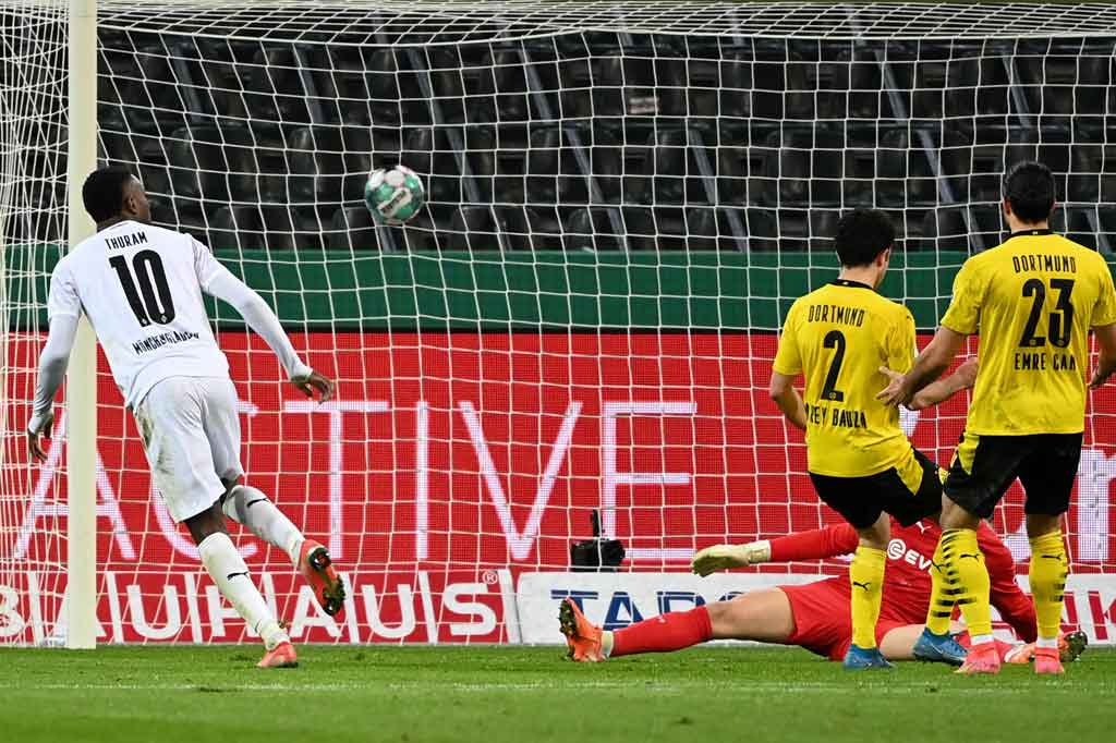 Di akhir babak pertama Thuram berhasil menjebol gawang Dortmund. Namun gol tersebut dianulir wasit karena Thuram offside.