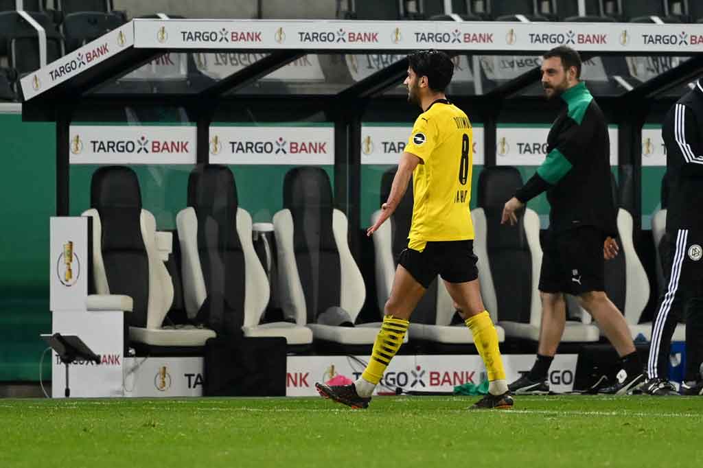 Kemenangan Dortmund tercoreng setelah harus kehilangan Mahmoud Dahoud yang diusir dari lapangan pada menit kedua injury time karena menerima kartu kuning kedua.