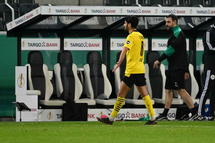 Kemenangan Dortmund tercoreng setelah harus kehilangan Mahmoud Dahoud yang diusir dari lapangan pada menit kedua injury time karena menerima kartu kuning kedua.