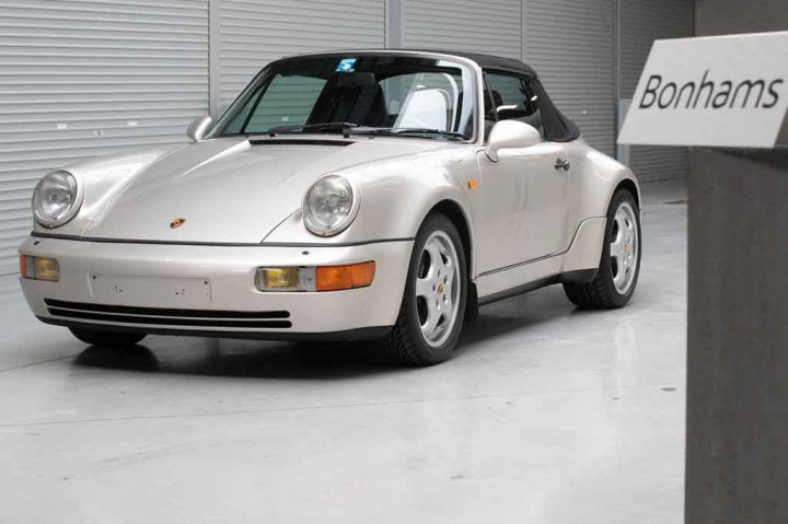 Maradona mengendarai Porsche 911 perak 1992 ke dan dari tempat latihan dan pertandingan ketika dia bermain untuk klub Spanyol Sevilla pada musim 1992-93, terakhir kalinya dia di Eropa, setelah menjalani 15 bulan larangan bermain karena kasus obat-obatan terlarang.