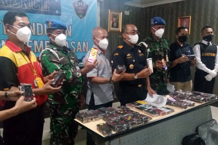 Petugas Bea dan Cukai Juanda bersama Satuan Petugas Pengamanan Pangkalan Udara TNI Angkatan Laut (Lanudal) Juanda berhasil menggagalkan upaya penyelundupan telepon pintar iPhone ilegal asal Kawasan Bebas Batam.