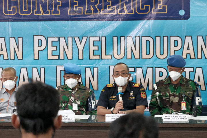 Keberhasilan penggagalan ini bermula saat petugas Seksi Penindakan dan Penyidikan (P2) Bea Cukai Juanda mendapatkan informasi dari Bea dan Cukai Batam terkait adanya penumpang membawa handphone tanpa dilengkapi dokumen pabean pada Sabtu lalu, 27 Februari 2021. Penumpang tersebut menggunakan pesawat Lion Air nomor penerbangan JT 972 dari Batam tujuan Surabaya.