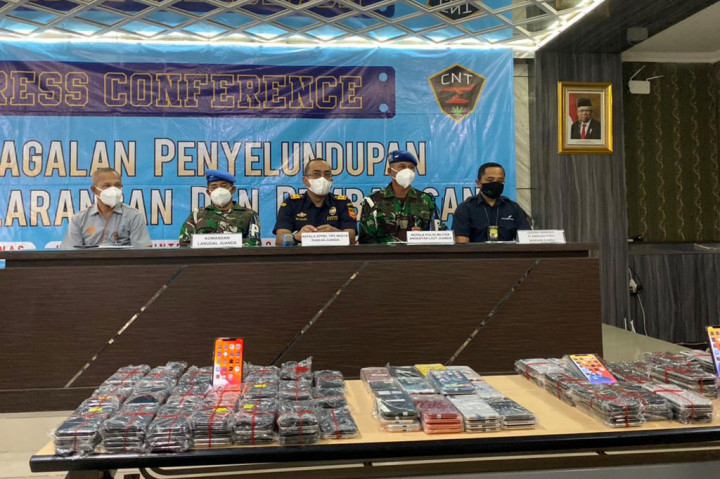 Saat melalui pemeriksaan alat XRay, petugas mendapati banyak telepon pintar di dua tas koper dan tiga tas ransel yang mereka bawa.  Petugas kemudian melakukan penggeledahan mendalam dan ternyata jumlah telepon pintar itu ada 268 unit.