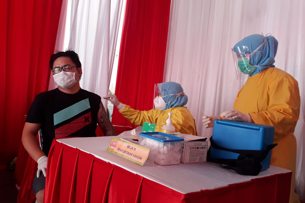 Gubernur Sumsel, Herman Deru, mengatakan pedagang di pasar-pasar tradisional seperti di Palembang, merupakan orang yang rentan terpapar virus korona. Maka dari itu, dirinya meminta mereka untuk menjalani vaksinasi.
