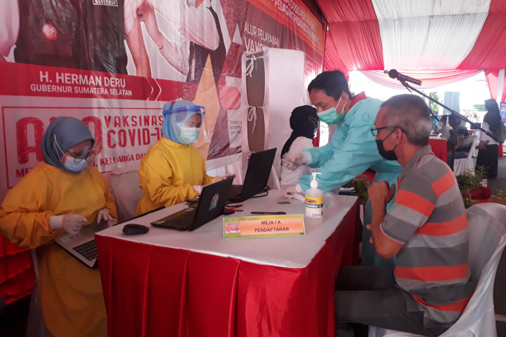 Pemprov Sumsel mulai melakukan vaksinasi kepada pedagang pasar tradisional. 