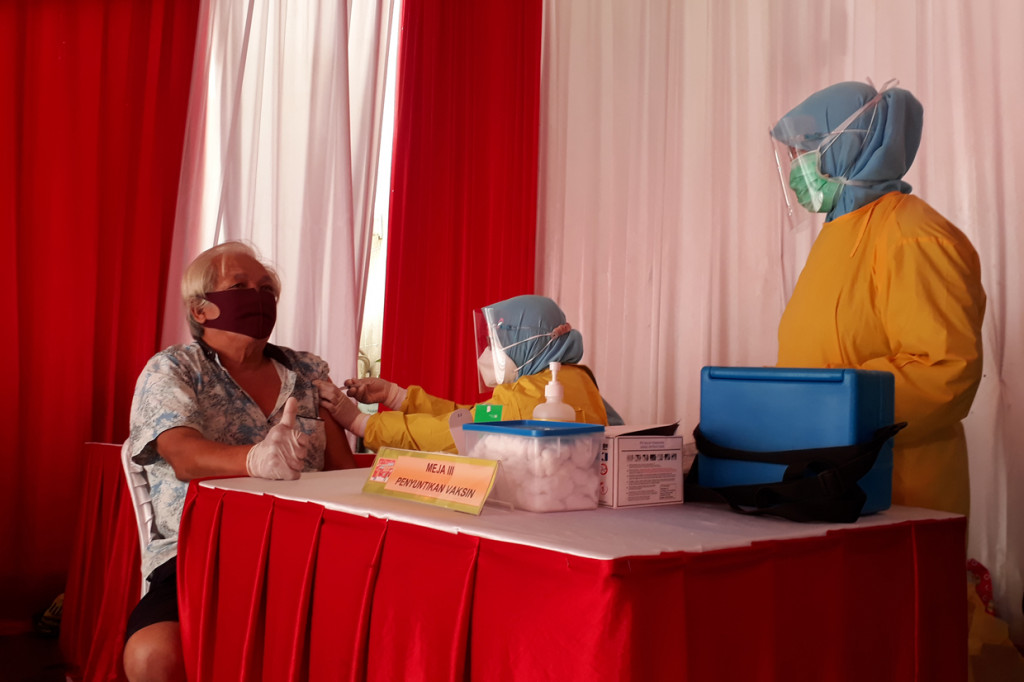 Tahap awal, vaksinasi Covid-19 dilakukan untuk ratusan pedagang Pasar Cinde Palembang, Rabu, 3 Maret 2021. Ada 253 orang pedagang yang divaksin.
