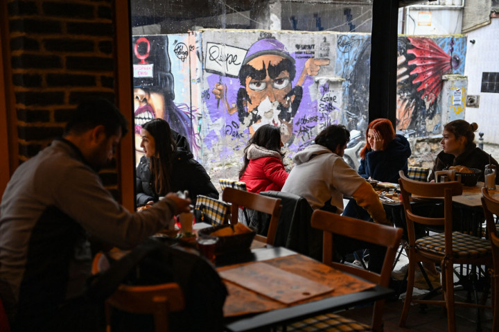 Pengunjung menikmati makanan di restoran yang dibuka kembali untuk bisnis di Istanbul, Turki.