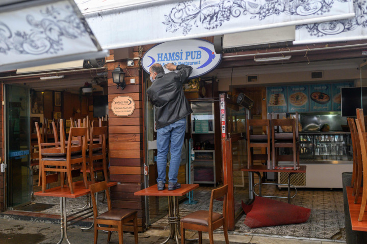 Seorang pekerja bersiap untuk membuka restorannya di Istanbul, Turki.