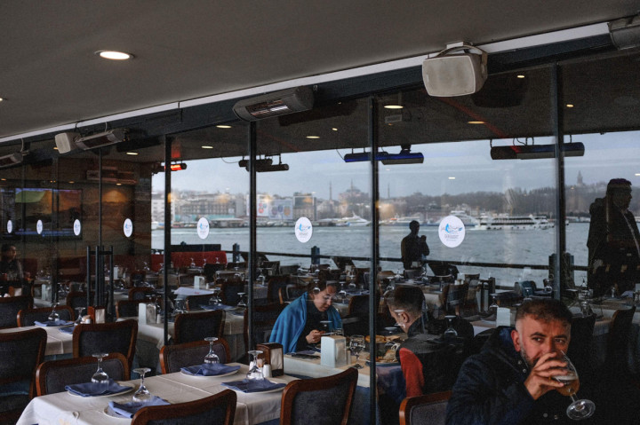 Aktivitas bisnis seperti kafe dan restoran, diizinkan dibuka kembali dengan pembatasan kapasitas jumlah pengunjung serta jam operasional.