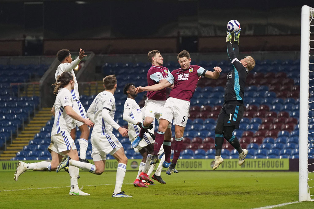 Pada menit ke-25, Burnley hampir menggandakan keunggulannya ketika Caglar Soyuncu gagal mengantisipasi umpan silang Jack Cork. Sayang penyelesaian Chris Wood yang bebas tanpa kawalan terlalu lemah dan mudah diamankan Schmeichel.