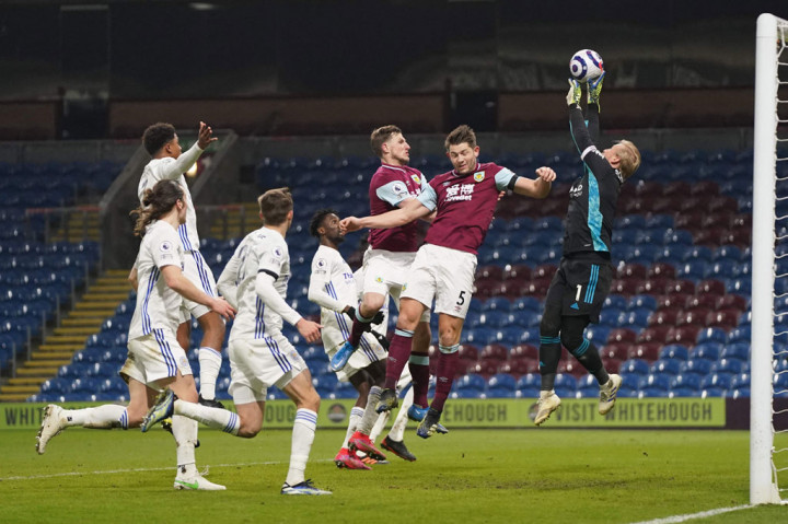 Pada menit ke-25, Burnley hampir menggandakan keunggulannya ketika Caglar Soyuncu gagal mengantisipasi umpan silang Jack Cork. Sayang penyelesaian Chris Wood yang bebas tanpa kawalan terlalu lemah dan mudah diamankan Schmeichel.