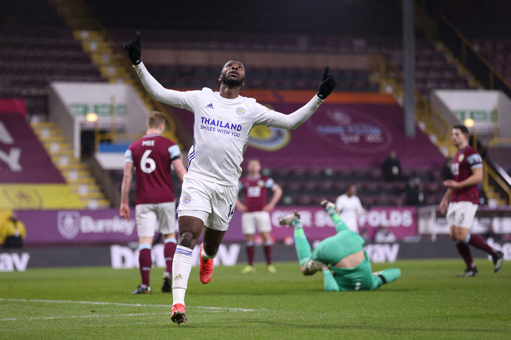 Sembilan menit kemudian Leicester justru berhasil menyamakan kedudukan melalui Kelechi Iheanacho menyambut umpan jauh Wilfried Ndidi dengan tembakan voli yang tak memberi kesempatan Pope bereaksi.