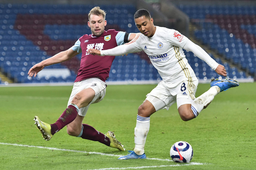 Lima menit jelang turun minum Leicester hampir berbalik memimpin, ketika wasit Andy Madley mengabaikan insiden Josh Brownhill yang dijatuhkan Choudhury. Sayang serangan cepat yang diakhiri Youri Tielemans mampu dimentahkan oleh Pope demi mengamankan gawang Burnley.