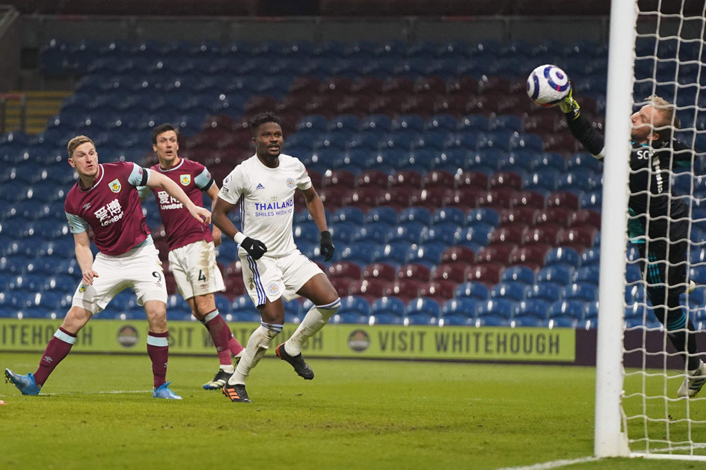Empat menit memasuki babak kedua, giliran Schmeichel yang melakukan penyelamatan gemilang dengan menepis sundulan tajam Wood yang meneruskan umpan silang Matthew Lowton.