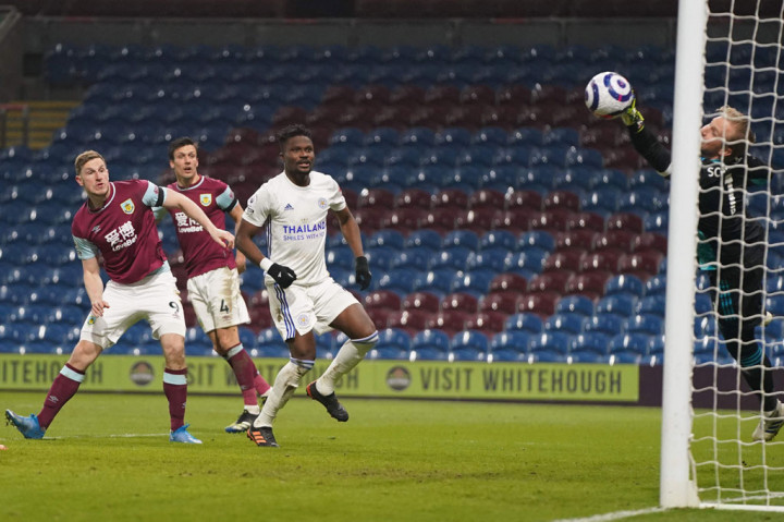 Empat menit memasuki babak kedua, giliran Schmeichel yang melakukan penyelamatan gemilang dengan menepis sundulan tajam Wood yang meneruskan umpan silang Matthew Lowton.