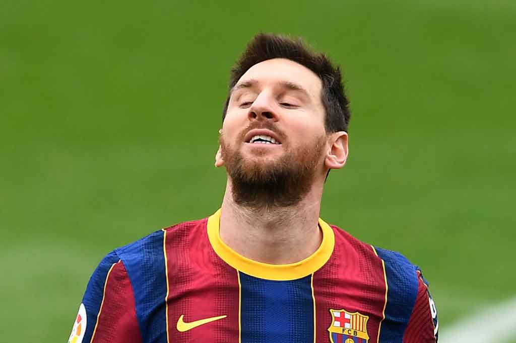 Barca nyaris menambahkan golnya pada menit ke-33. Tembakan Lionel Messi dari sudut sempit mengenai pemain Sevilla dan menuju ke gawang, beruntung bek kiri Marcos Acuna cukup sigap untuk menghalau bola. Skor 1-0 bertahan hingga turun minum.