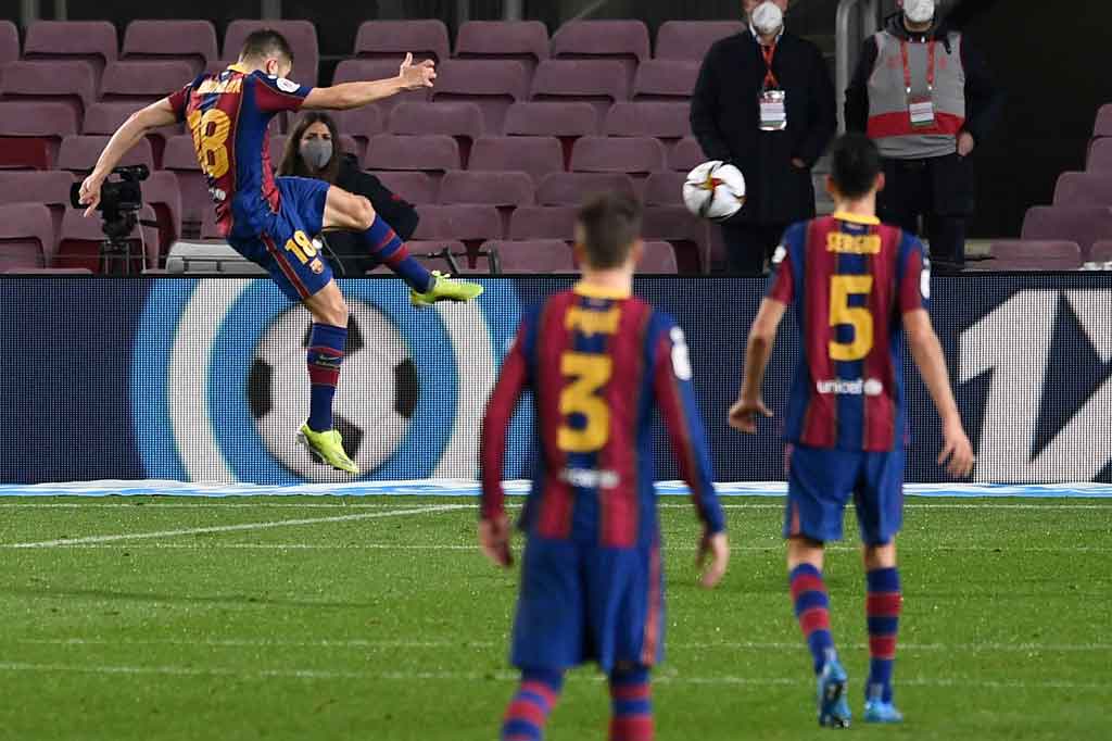 Barcelona langsung melancarkan serangan di awal babak kedua. Peluang emas baru tercipta pada menit ke-67 setelah Jordi Alba melepaskan tembakan voli dengan memanfaatkan umpan dari Dembele. Sayang bola hanya membentur mistar gawang.