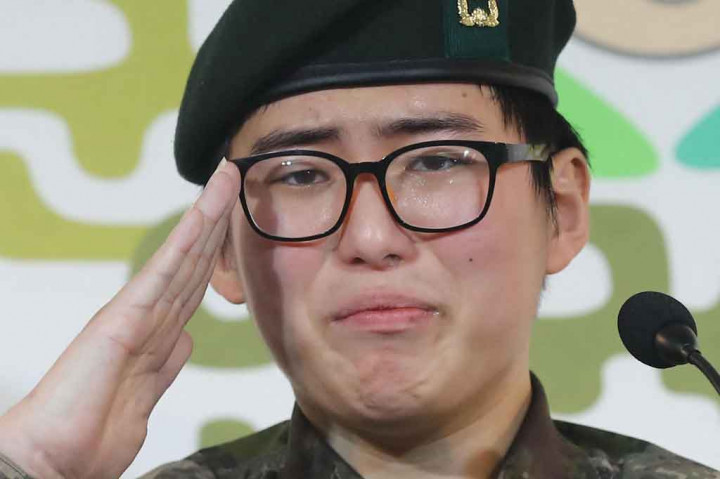 Mendiang tentara transgender Korea Selatan Byun Hee-soo memberi hormat kepada awak media saat menggelar konferensi pers di Seoul beberapa waktu lalu. Byun, yang diberhentikan secara paksa dari militer setelah operasi penggantian kelamin, ditemukan tewas di rumahnya.
