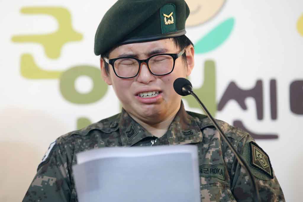 Byun, mantan sersan berusia 20-an, mendaftar secara sukarela pada 2017, dan kemudian menjalani operasi penggantian kelamin pada 2019 di Thailand. Kementerian Pertahanan mengklasifikasikan hilangnya alat kelamin laki-laki sebagai cacat mental atau fisik, dan panel militer memutuskan pada awal 2020 bahwa Byun akan diberhentikan sebagai tentara secara paksa.