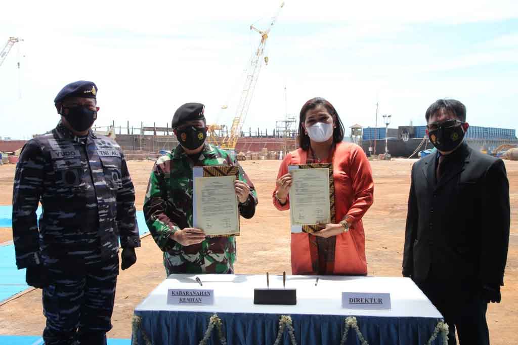 Kemudian dilanjutkan dengan penandatanganan Berita Acara oleh Kabaranahan Kemhan RI dan Direktur Utama PT Bandar Abadi Shipyard yang disaksikan oleh KSAL dan Komisaris PT Bandar Abadi.