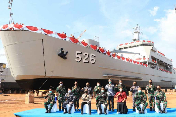 KRI Teluk Weda diambil dari nama sebuah Teluk yang terletak di Halmahera Tengah Kecamatan Weda Tengah, Maluku Utara, yang terkenal akan keindahan taman bawah laut yang menakjubkan dengan kehidupan ikan yang melimpah salah satunya spesies hiu kaki langka.