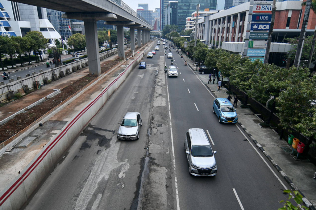 Sejumlah kendaraan menghindari jalan berlubang di jl. H. R. Rasuna Said, Kuningan, Jakarta.