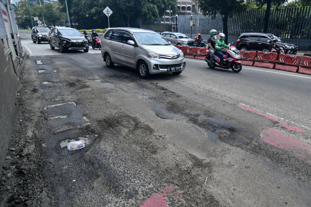 Lebih dari 6.900 titik jalan di seluruh wilayah DKI Jakarta rusak akibat banjir yang menggenangi Ibu Kota sejak awal 2021. 