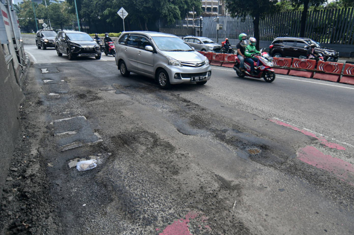 Lebih dari 6.900 titik jalan di seluruh wilayah DKI Jakarta rusak akibat banjir yang menggenangi Ibu Kota sejak awal 2021. 