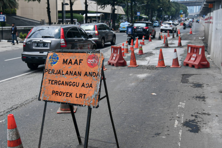 Sebagian di antara titik jalan ada pula yang rusak karena umur jalan sudah terlalu lama dan perlu diperbaiki.