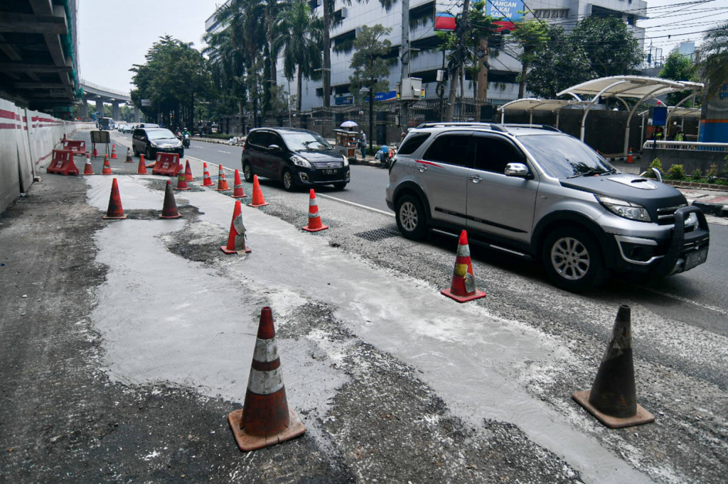 Kerusakan kali ini variatif, mulai dari ringan, sedang, hingga berat. Petugas Dinas Bina Marga akan melakukan penambalan dengan metode aspal dingin untuk kerusakan ringan. Sementara, kerusakan berat diperlukan pembetonan.