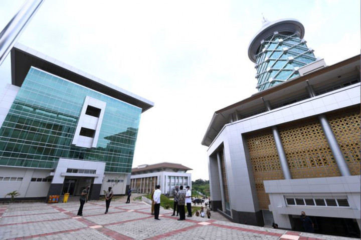 Kampus baru Untirta dibangun dengan menerapkan konsep smart and green secara nyata di lingkungan kampusnya yang terdiri atas 12 bangunan. Seperti penyediaan fasilitas shuttle bus untuk mobilitas para civitas kampus dan meniadakan akses terhadap kendaraan pribadi di lingkungan kampus, hingga didukung oleh teknologi ramah lingkungan lainnya. 